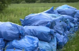 Emeryt na własną rękę sprząta dzikie wysypiska. Wójt: Odpady powinny być posegr.