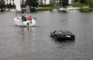 Iława. Porsche właśnie zatonęło w Jezioraku! [ZDJĘCIA, WIDEO