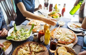 Brytyjski rząd dopłaci £10 do posiłków na mieście i obniży VAT na usługi