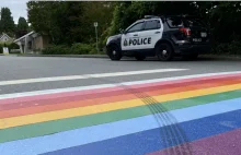 Policja w Vancouver bada ślady opon na tęczowym przejściu na pieszych xD