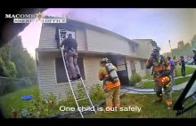 Policjanci wraz ze strażakami ratują dzieci i kobietę z płonącego mieszkania