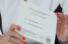 Członkini komisji wyborczej w Krakowie próbowała schować karty do głosowania