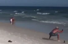 Dwóch kolesi przedrzeźnia dziewczyny, które robią sobie zdjęcie na tle morza