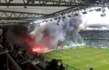 Kłęby dymu nad stadionem Legii widoczne z odległych rejonów Warszawy