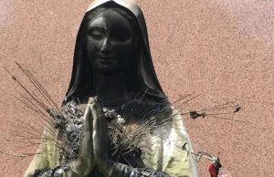 Pomnik Matki Boskiej podpalony przed kościołem w Bostonie