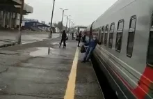 Człowiek z powodu bólu pleców wpada pod stojący pociąg