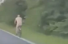 Nagi mężczyzna na rowerze jedzie w kierunku Stalowej Woli [VIDEO