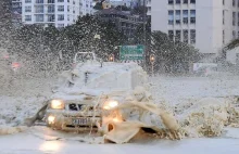Niecodzienne zjawisko pogodowe w RPA. Piana morska przykryła ulice Kapsztadu