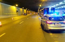 Dwa auta zderzyły się w tunelu i uderzyły w autobus stojący w zatoczce