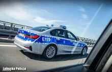 Nowości w policji.Gwiazda policyjna na masce oraz hasła "pomagamy i chronimy”.