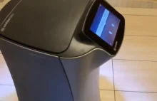 Robot dostarcza zamówienie pod drzwi pokoju hotelowego