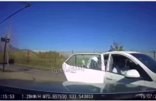 Kierowca w pięknym stylu demoluje rabusia chcącego dokonać napadu