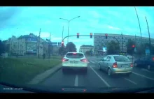 Krakowski kierowca straży miejskiej wciska się na czwartego na światłach