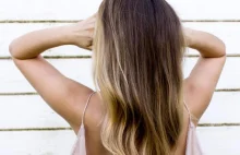 Jak chronić włosy na wakacjach, na basenie i na plaży? · Jak naturalnie