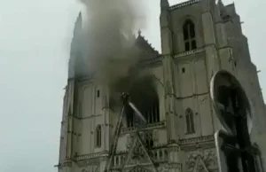 Pożar katedry św. Piotra i Pawła w Nantes. Trwa akcja straży pożarnej