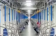 Wijący się pociąg metra na zakrętach