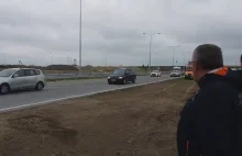 Minister Adamczyk wybrał się na otwarcie drogi. Stanął i machał do samochodów.