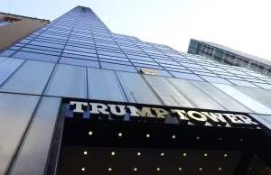 Napis "BLM" przed Trump Tower oblany farbą