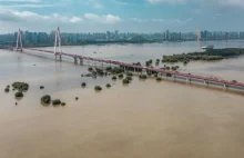 Powodzie, lawiny błotne, trzęsienia ziemi – z czym teraz zmagają się Chiny...