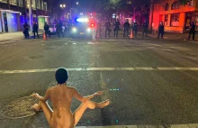 Protestująca kobieta rozebrała się do naga i rozkraczyła przed policjantami