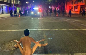 Protestująca kobieta rozebrała się do naga i rozkraczyła przed policjantami