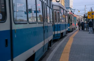 70-latek gonił tramwaj przez 2 przystanki. Zdenerwował się na motorniczego