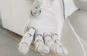 Sztuczna skóra dla androidów, która "czuje" lepiej od ludzkiej