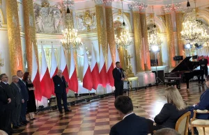 Jarosław Kaczyński wchodzi spóźniony na uroczystość wręczenia Andrzejowi Dudzie