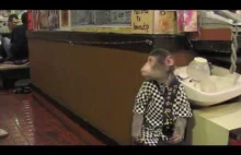 Japonia małpka Izakaya pracująca w tawernie