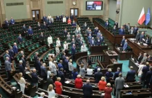 Sejm nie boi się koronawirusa? Zaprzysiężenie Dudy bez limitu na sali...