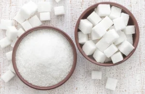 5 groszy za każdy gram cukru powyżej 5 g/100 ml w przeliczeniu na litr napoju.