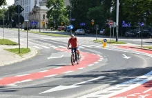 Wymalowali pasy dla rowerów - rowerzyści jadą środkiem jezdni.