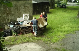 Podrzucili stary dywan, pralkę i tapczan. Nie spodziewali się kamery.[video]