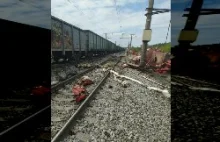 Rozpedzony wóz strażacki uderza w pociąg towarowy na przejeździe kolejowym