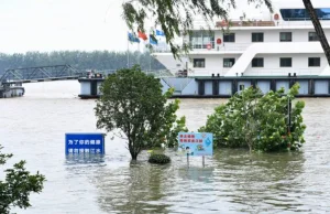 W Chinach wylały najpotężniejsze rzeki, miliony ludzi żyją w strefach...