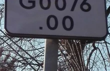 Co oznaczają małe tabliczki z numerami stojące przy drodze?