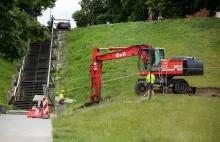 Kartonowe czeki PiS-u. Premier ręcznie rozdzieli pieniądze dla samorządów