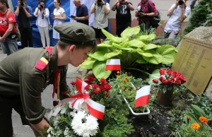 76. rocznica wybuchu Powstania Warszawskiego. Dzieci sprzątają groby...