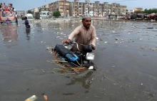 Największe miasto Pakistanu w wodzie. Pływające samochody i ofiary śmiertelne