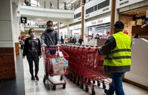 Ogniska koronawirusa w sklepach. Pracownicy muszą egzekwować obowiązek...