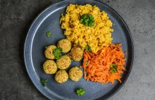 Pieczony falafel z ryżem, curry i surówką z marchewki