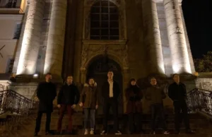 Francja: „Chroń swój kościół”. Nocna straż młodych katolików przed...