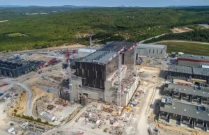 Rozpoczęto montaż reaktora termojądrowego, tokamaka ITER