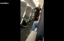 Facet w samolocie świruje, że ma bombę