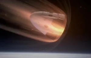 Pierwszy załogowy statek SpaceX wraca na Ziemię - pierwsze wodowanie od 45 lat!