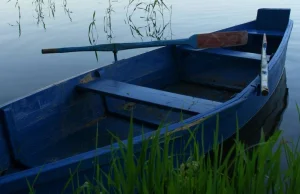 Na jeziorze znaleziono dryfującą łódź ze zmarłym