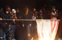 Protestujący z Portland palą Biblie, amerykańskie flagi na ulicach. [ENG]