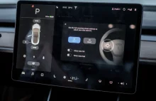 Niemiecki sąd ukarał kierowcę Tesli za korzystanie z ekranu w czasie jazdy