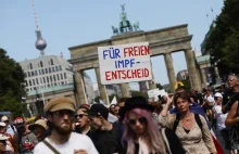 Masowy protest w Berlinie przeciwko restrykcjom. "Żądamy powrotu...