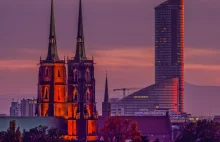 Podświetlane wieże katedry wrocławskiej i Sky-Tower